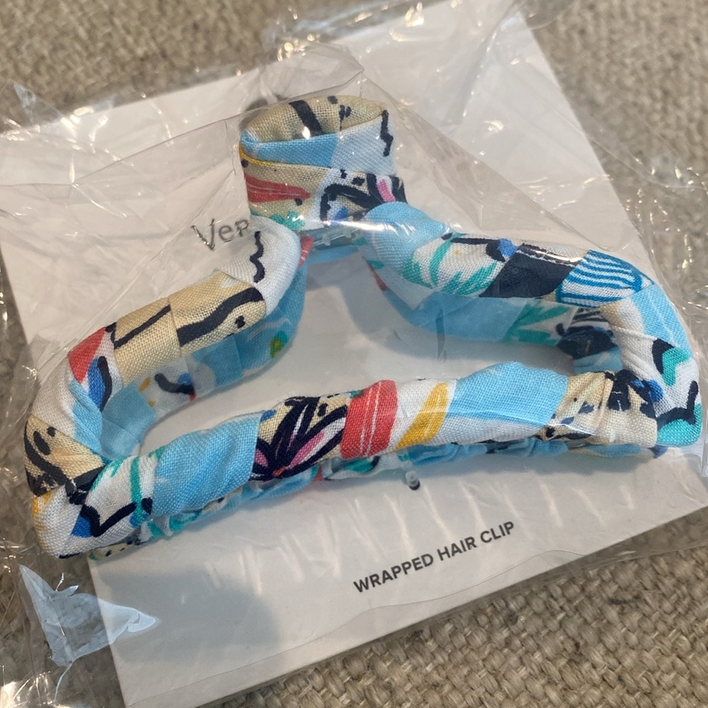 NEW. Vera Bradley Beach Treasures Fabric Wrapped Claw Hair Clip New In Package